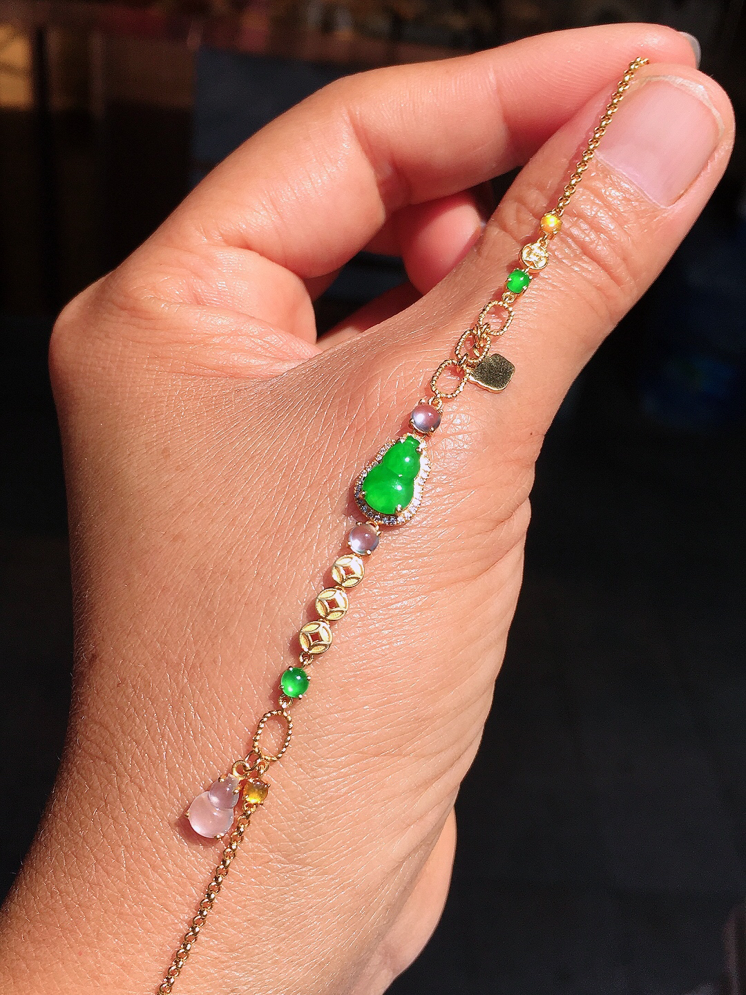 阳绿葫芦手链，色泽均匀艳丽，玉质细腻，荧光感超
强，饱满圆润，尽显优雅气质，18k
金豪华镶嵌