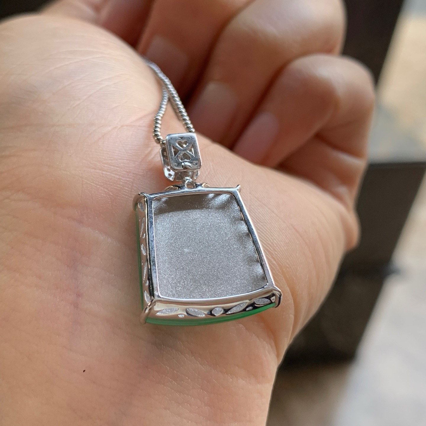 金钻镶嵌阳绿色无事牌^_^色阳