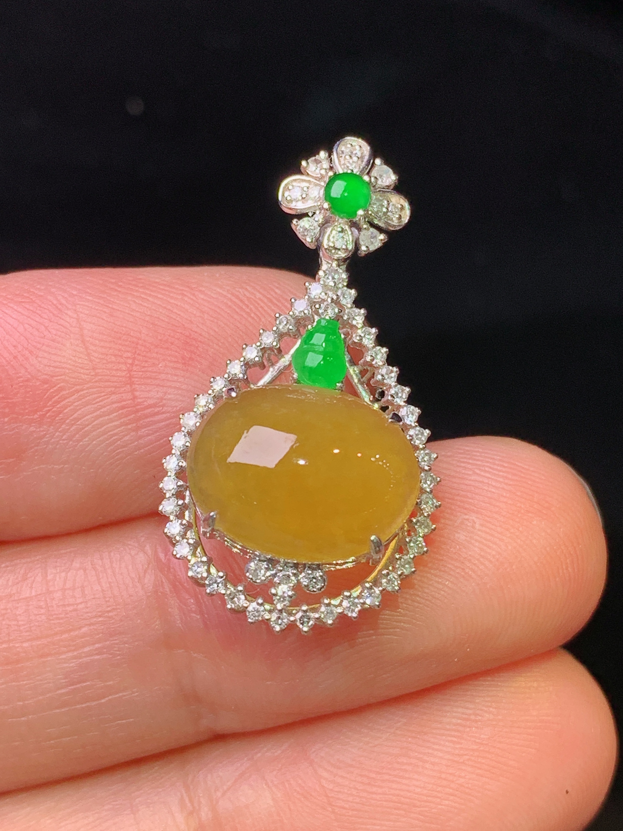 18k金钻镶嵌黄翡蛋面吊坠 玉质细腻 色泽艳丽 整体尺寸27.2*14.6*8.7x2