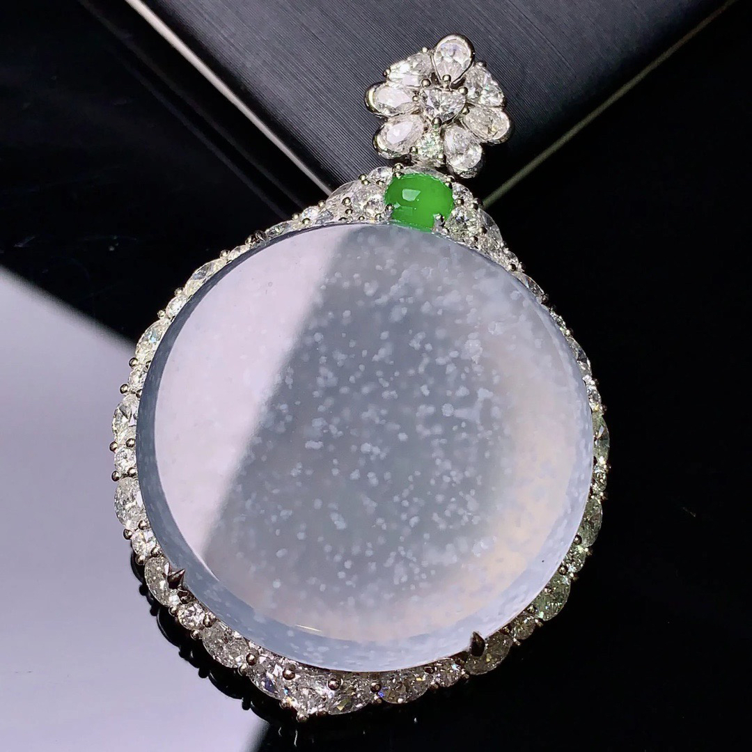 18k金钻镶嵌木那料雪花棉圆牌吊坠 玉质细腻 色泽清新艳丽 整体尺寸48.6*33.8*12.5t1