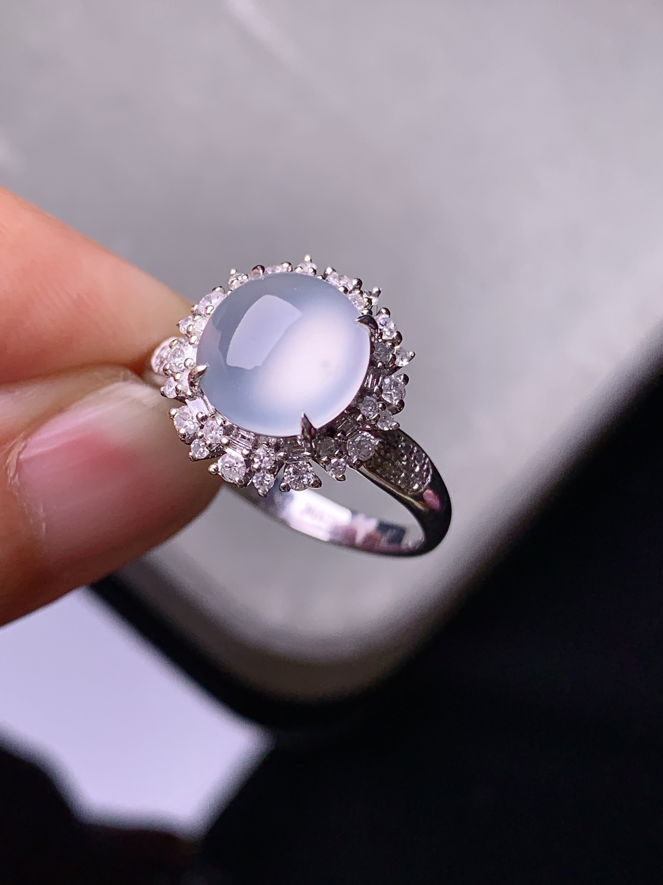 18k金钻镶嵌冰种蛋面戒指 玉质细腻 色泽艳丽 圈口14 整体尺寸13*9.5t1   裸石8.8*8.3*3.2