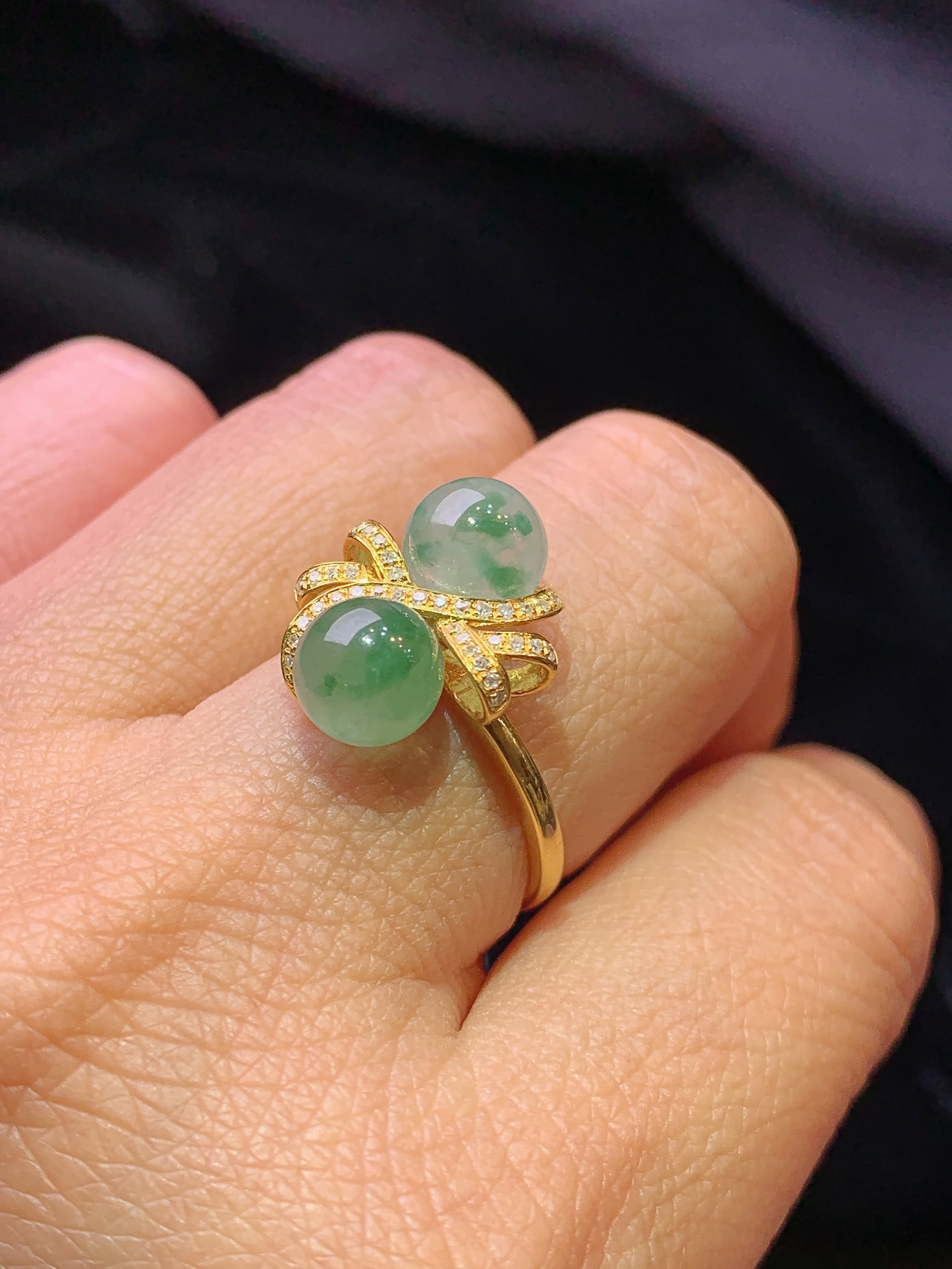 18k金钻镶嵌飘绿圆珠戒指 玉质细腻 色泽艳丽 圈口14 整体尺寸7t1