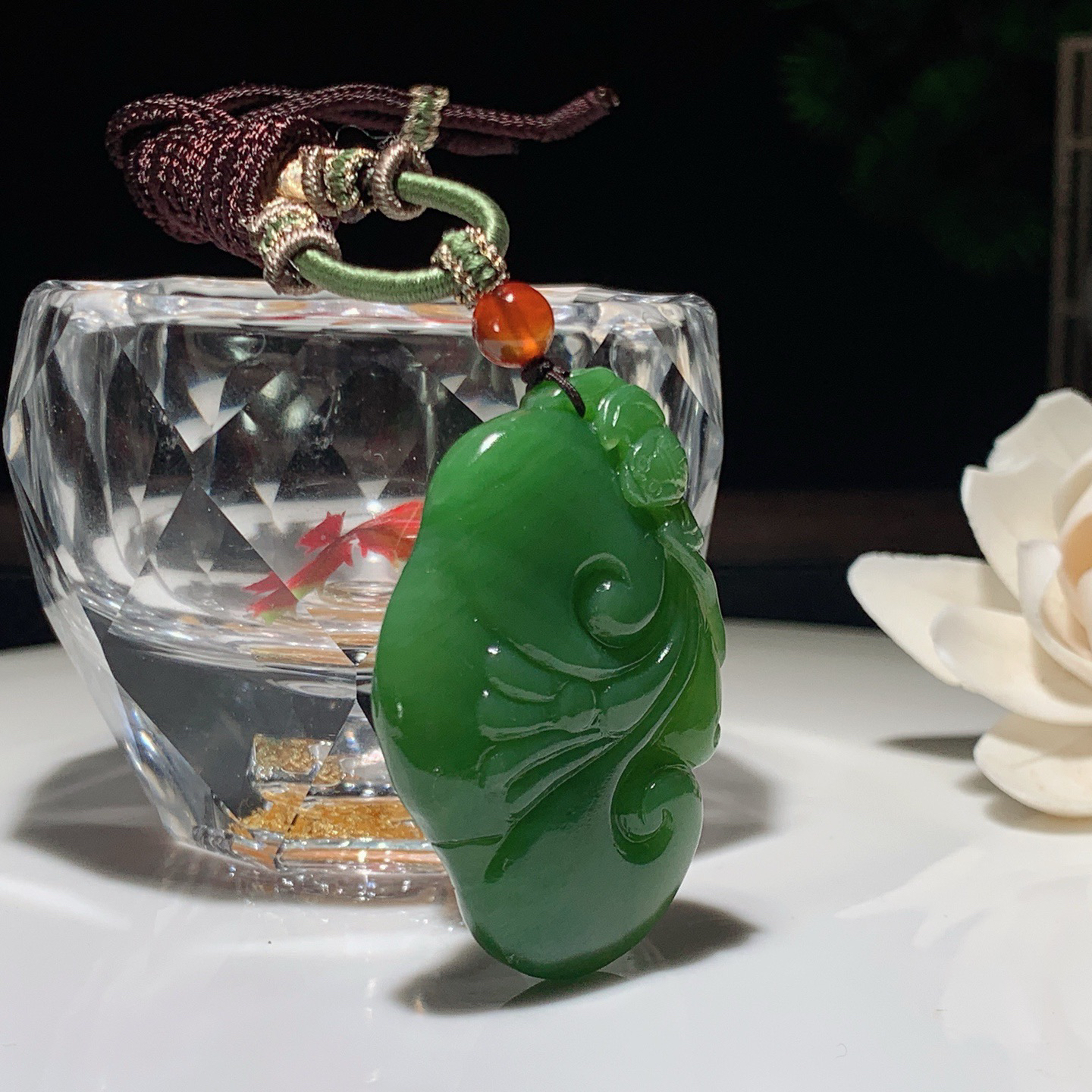 和田玉阳绿俄罗斯碧玉如意挂件。尺寸45/28/9重21.5克。玉质细腻油润。手推出油。佩戴高端典雅。lt260310