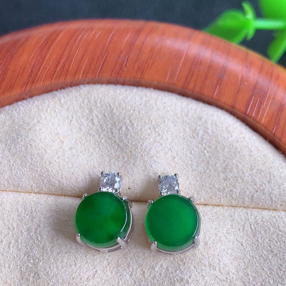冰透满绿翡翠耳坠，自然光实拍，翠色灵动，颜色漂亮，种老水足，品相佳，佩戴佳品！W481.9  取一尺寸：11.5-8-5mm  裸石尺寸：8mm