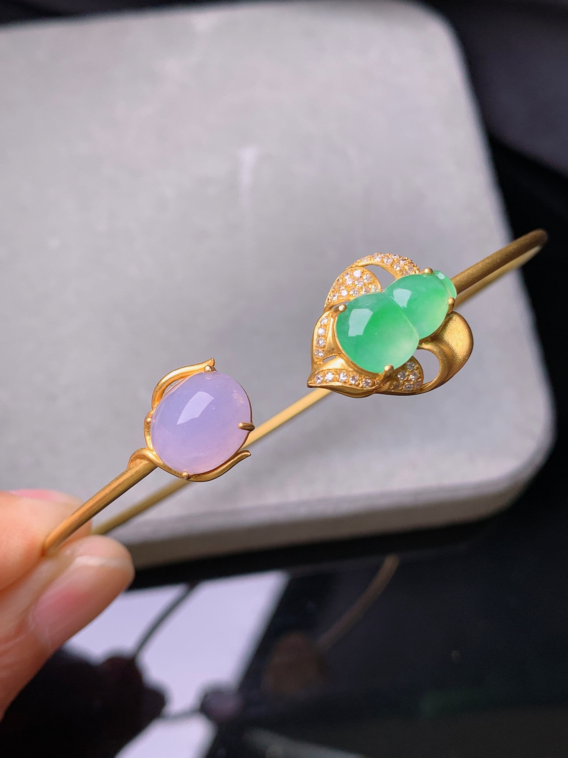 18k金钻镶嵌翠绿葫芦组合紫罗兰蛋面手镯 玉质细腻 色泽艳丽 圈口59 整体尺寸11.3*7*3x2