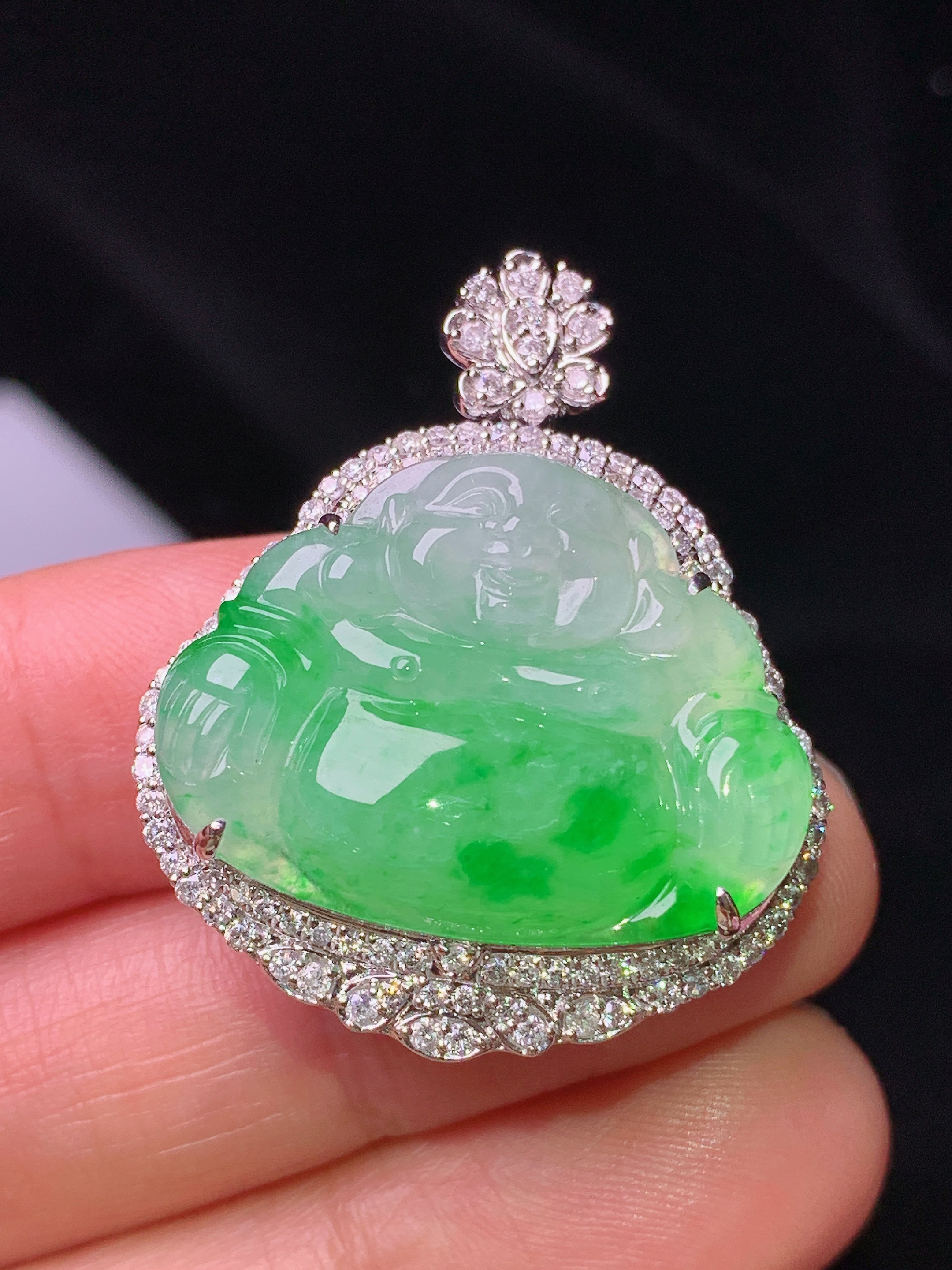 18k金钻镶嵌飘绿佛公吊坠 玉质细腻 色泽艳丽 整体尺寸34*27.6*11.8t3