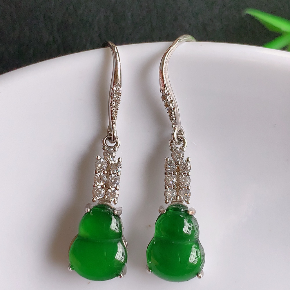 冰透满绿翡翠葫芦耳坠，自然光实拍，翠色灵动，颜色漂亮，种老水足，品相佳，佩戴佳品！W481.9  取一尺寸：20-7.8-4.8mm  裸石尺寸：10-7.8mm