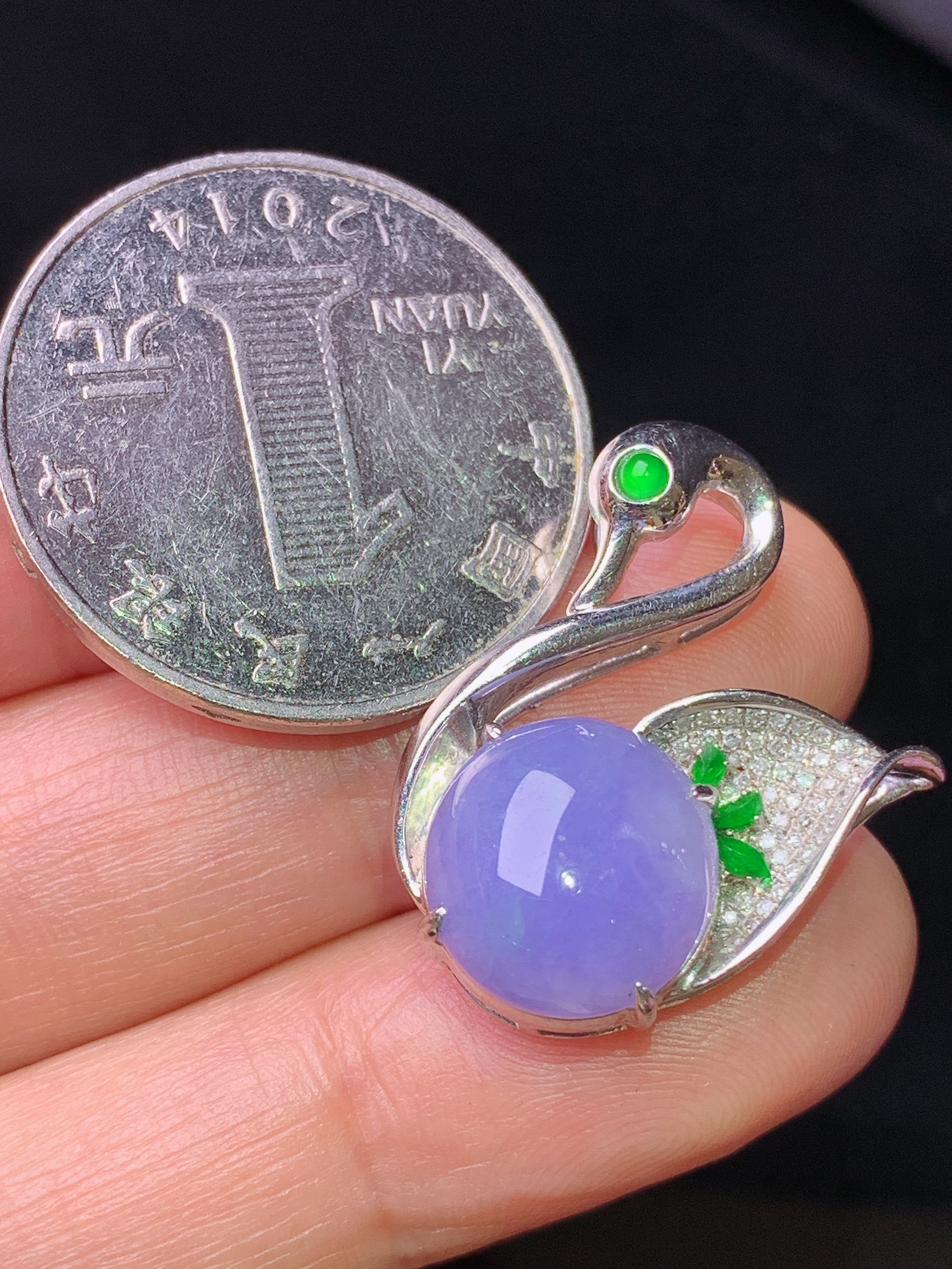 18k金钻镶嵌紫罗兰蛋面吊坠 玉质细腻 色泽艳丽 整体尺寸24.3*21.5*8x2