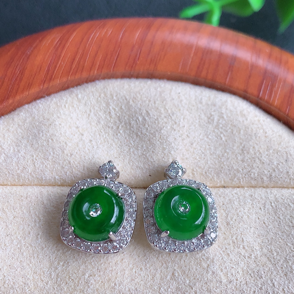 冰透满绿翡翠耳坠，自然光实拍，翠色灵动，颜色漂亮，种老水足，品相佳，佩戴佳品！W481.9  取一尺