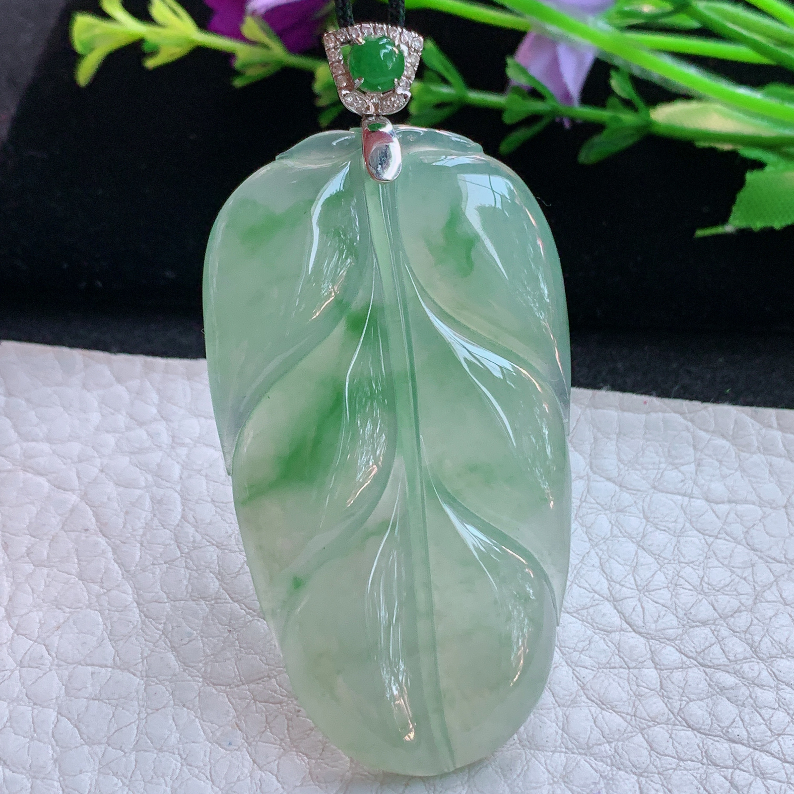 gp实拍66*5.*32.6*5.5缅甸翡翠a货精雕冰飘花大叶子玉吊坠 玉挂件