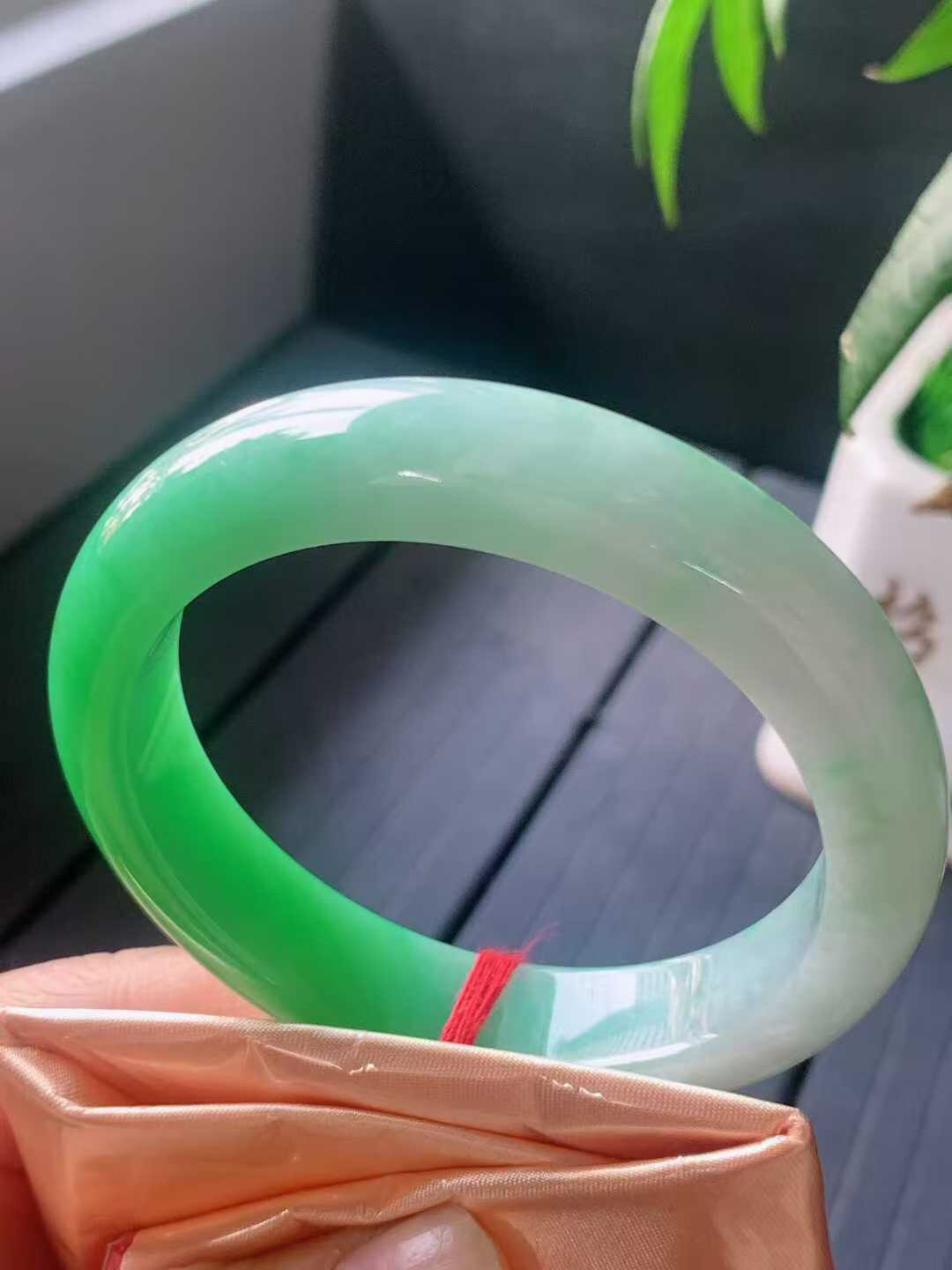 【翡翠名称】老坑种冰阳绿57正圈口手镯
【翡翠尺寸】57/13.2/8.2mm适合56-58正圈口佩戴
【翡翠描述】宝贝种老水足，玉质细腻，色泽靓丽，性价比高，佩戴效果好！
【其它赠送】权威证书/精美挂绳盒子/支持全国复检