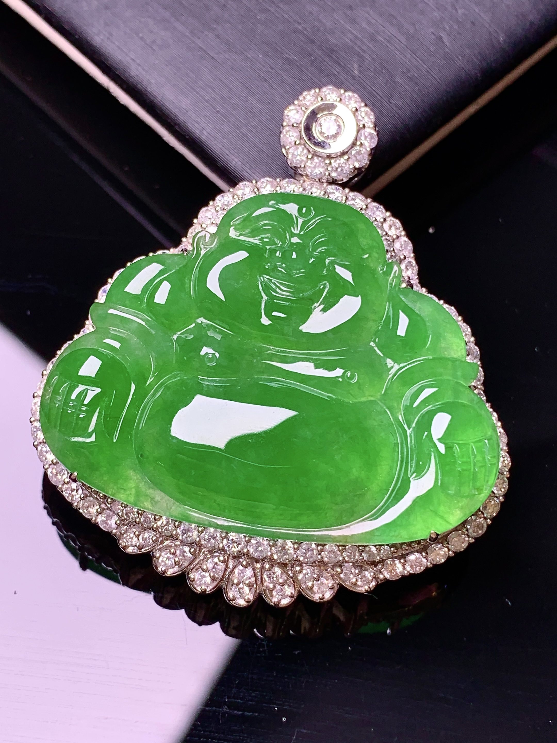 18k金钻镶嵌翠绿佛公吊坠 玉质细腻 色泽艳丽 整体尺寸42.7*37.6*13t3