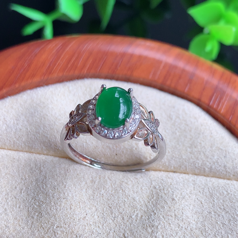 冰润满绿精美环形翡翠戒指  玉质细腻  冰清玉润  飘花灵动  颜色漂亮  W481.9   内径尺寸：17mm  裸石尺寸：8-6mm