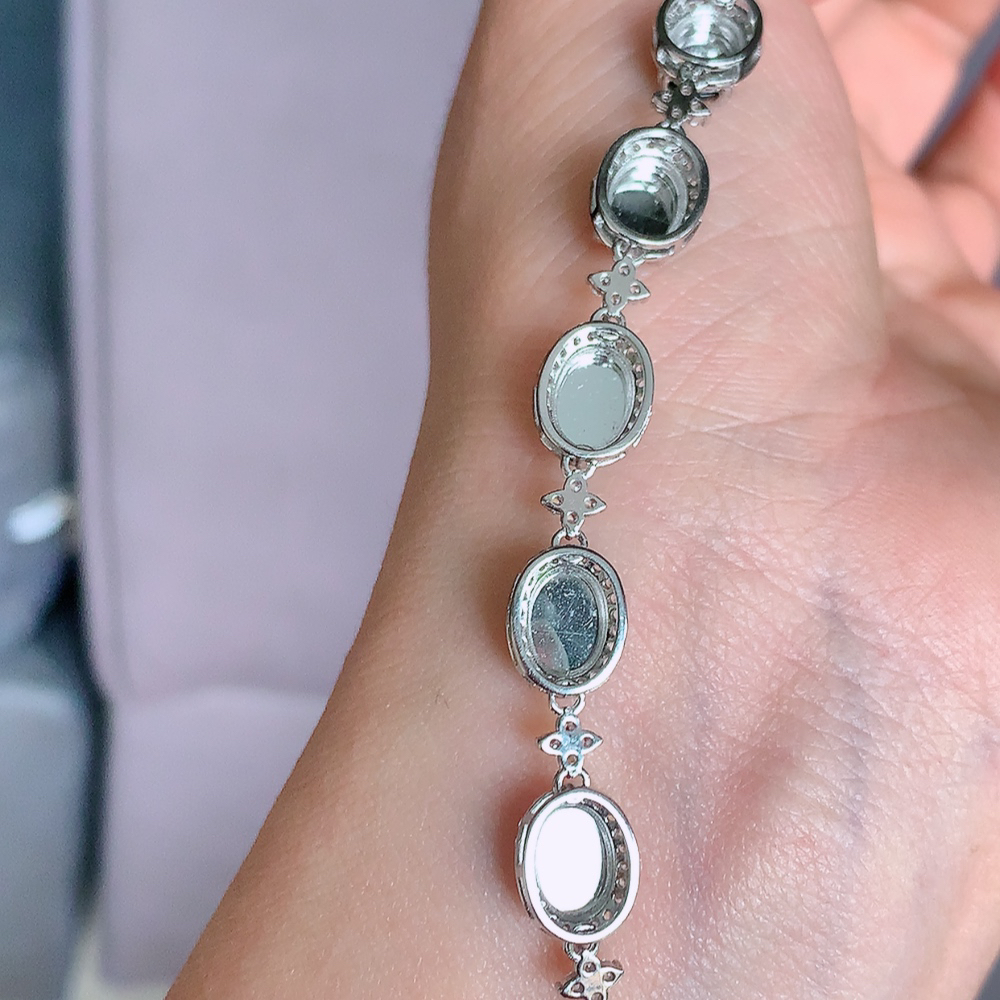 冰润翡翠满绿蛋面手链，水水润润，珠圆玉润，颜色鲜艳，妙明清净，清秀高雅，佩戴效果优雅迷人！性价比超值 W815.9  取一尺寸：10-8-5.3mm  裸石尺寸：7.7-5.7mm