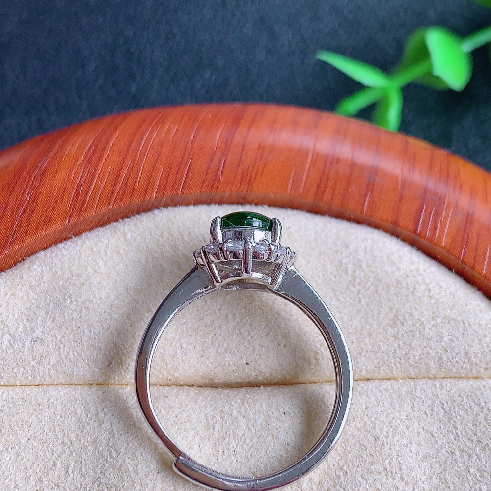 冰润满绿精美环形翡翠戒指  玉质细腻  冰清玉润  飘花灵动  颜色漂亮  W815.9   内径尺寸：17mm  裸石尺寸：8-6mm