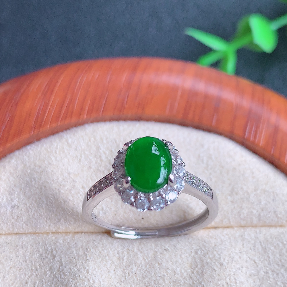 冰润满绿精美环形翡翠戒指  玉质细腻  冰清玉润  飘花灵动  颜色漂亮  W815.9   内径尺寸：17mm  裸石尺寸：8-6mm