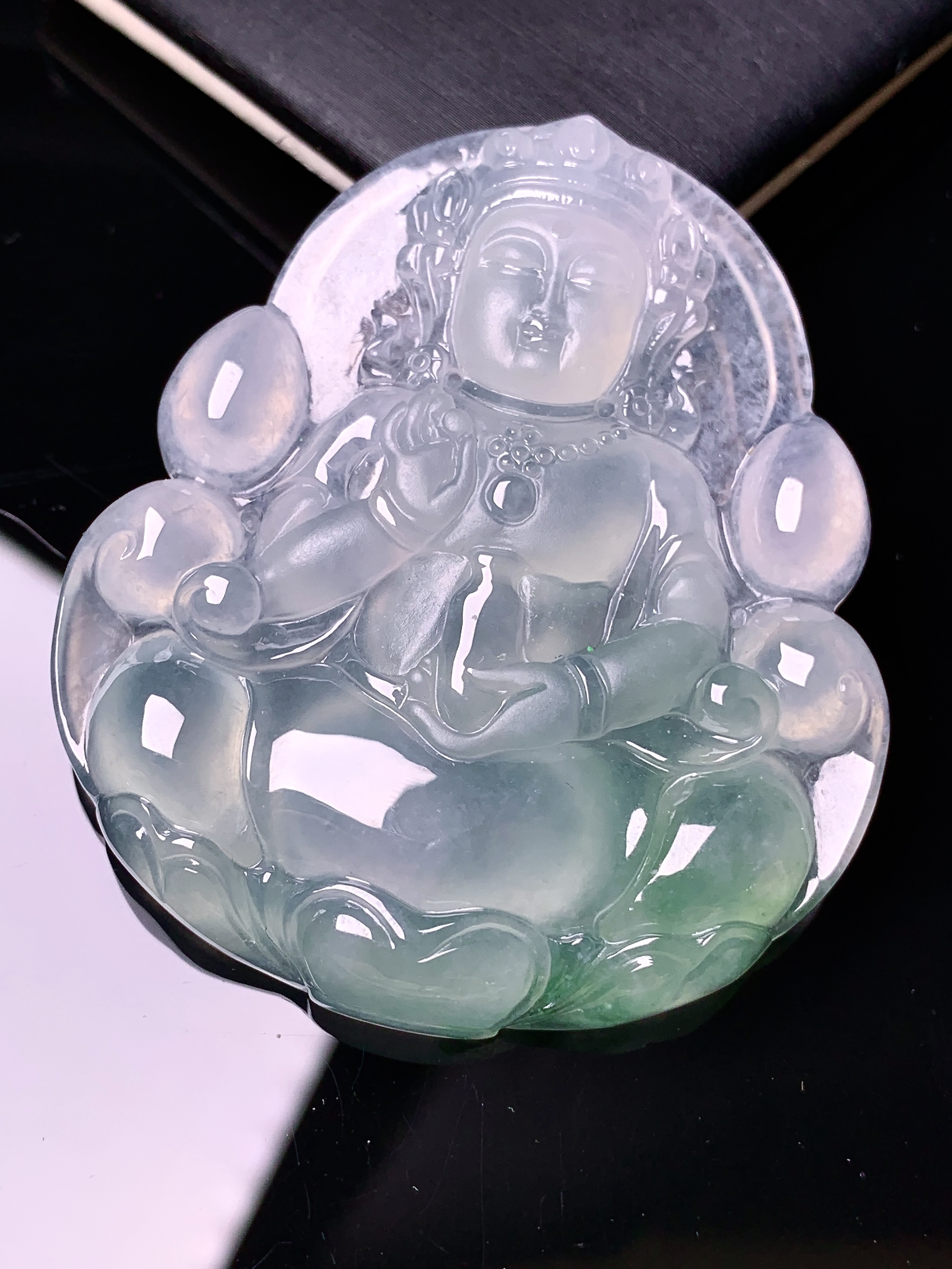 飘绿度母观音菩萨吊坠 玉质细腻 色泽艳丽清新 水润亮眼 整体尺寸54*46.5*7d1