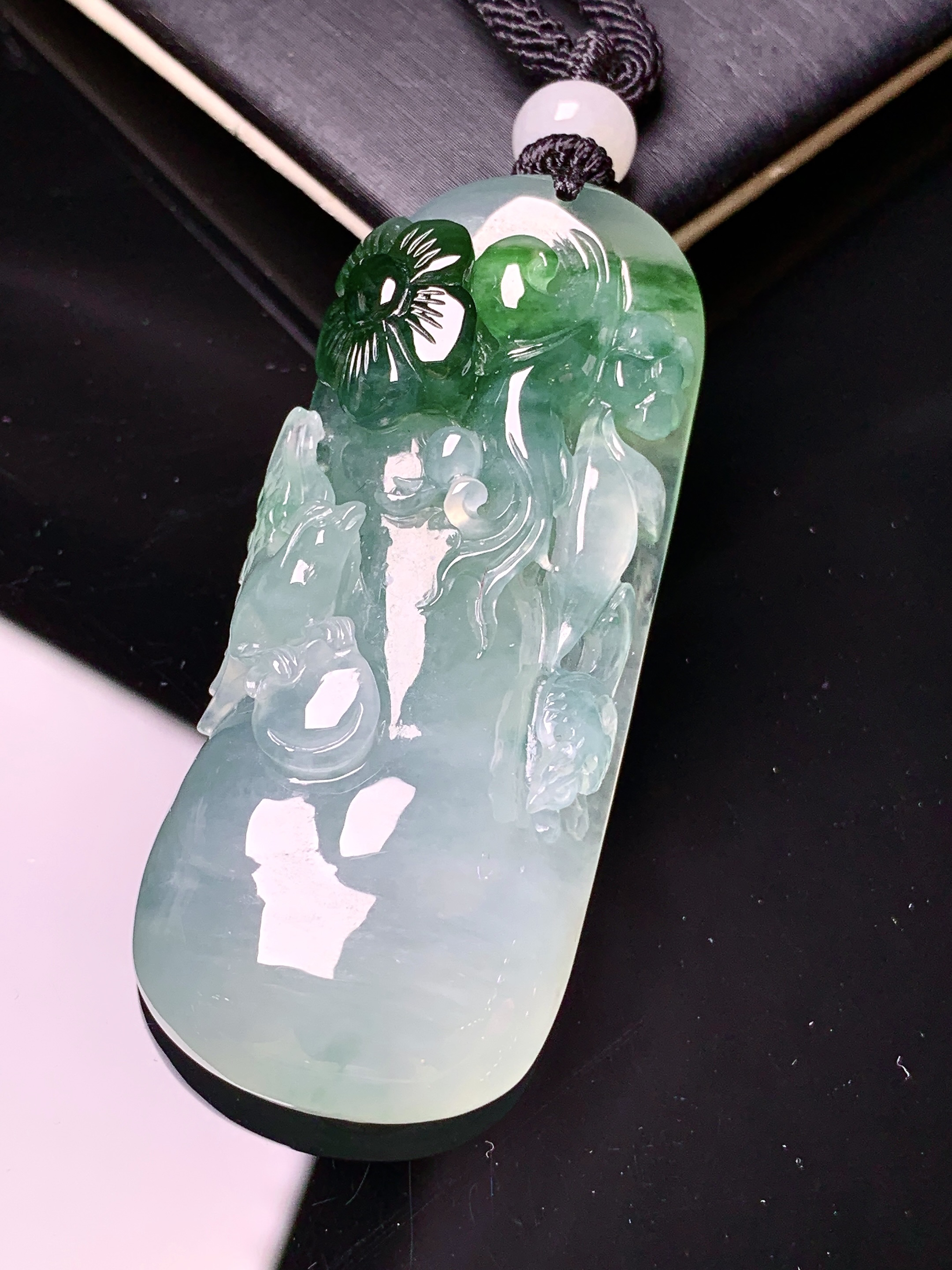 飘绿花开富贵吊坠 玉质细腻 色泽艳丽清新 水润亮眼 整体尺寸52.5*25.6*10.2L1