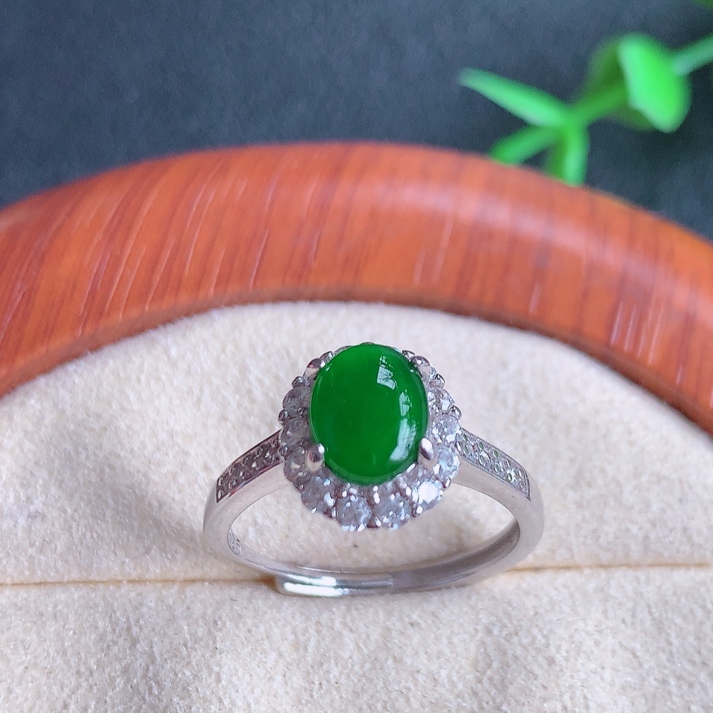 冰润满绿精美环形翡翠戒指  玉质细腻  冰清玉润  飘花灵动  颜色漂亮  W815.9   内径尺寸：17mm  裸石尺寸：8-6mm