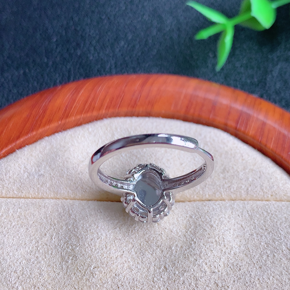 冰润满绿精美环形翡翠戒指  玉质细腻  冰清玉润  飘花灵动  颜色漂亮  W815.9   内径尺寸：17mm  裸石尺寸：8-6mm