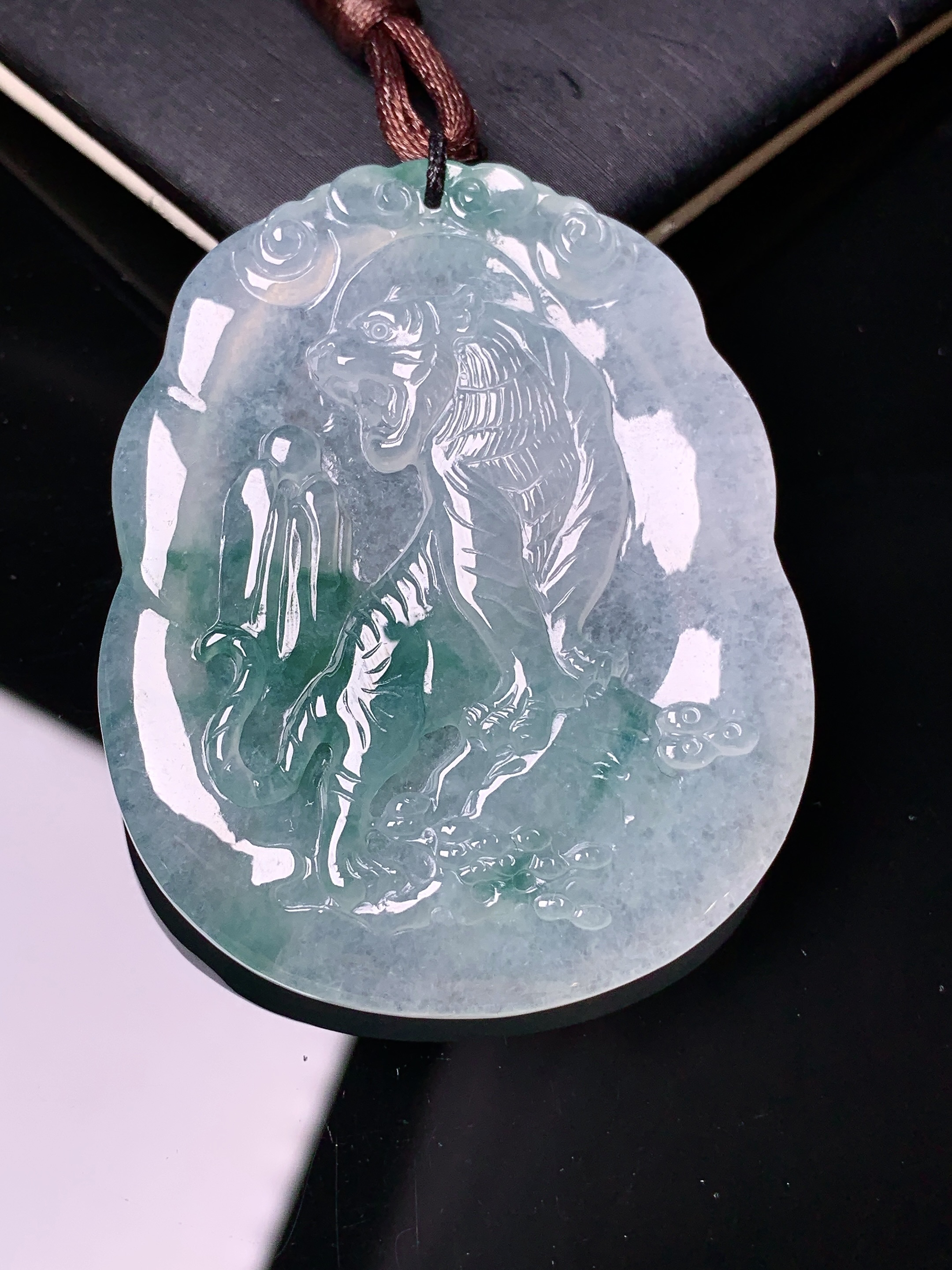 飘绿生肖虎吊坠 玉质细腻 色泽艳丽清新 水润亮眼 整体尺寸50*40.5*5.3b2