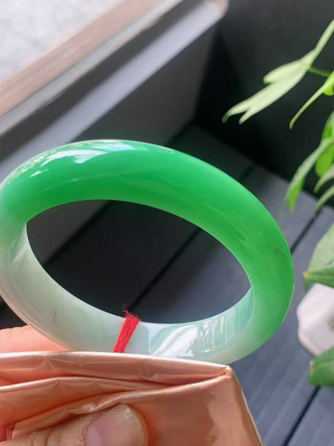 【翡翠名称】老坑种冰阳绿57正圈口手镯
【翡翠尺寸】57/13.2/8.2mm适合56-58正圈口佩