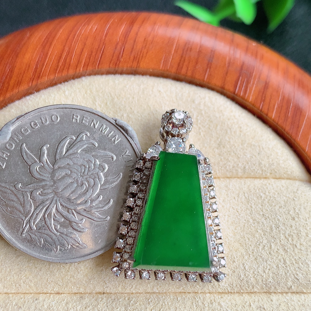 冰润满绿无事牌翡翠吊坠，平平安安，万事如意，沁人心脾，清秀高雅，925银镶  W815.9  整体尺寸：28-17.8-8mm   裸石尺寸：17.2-13mm