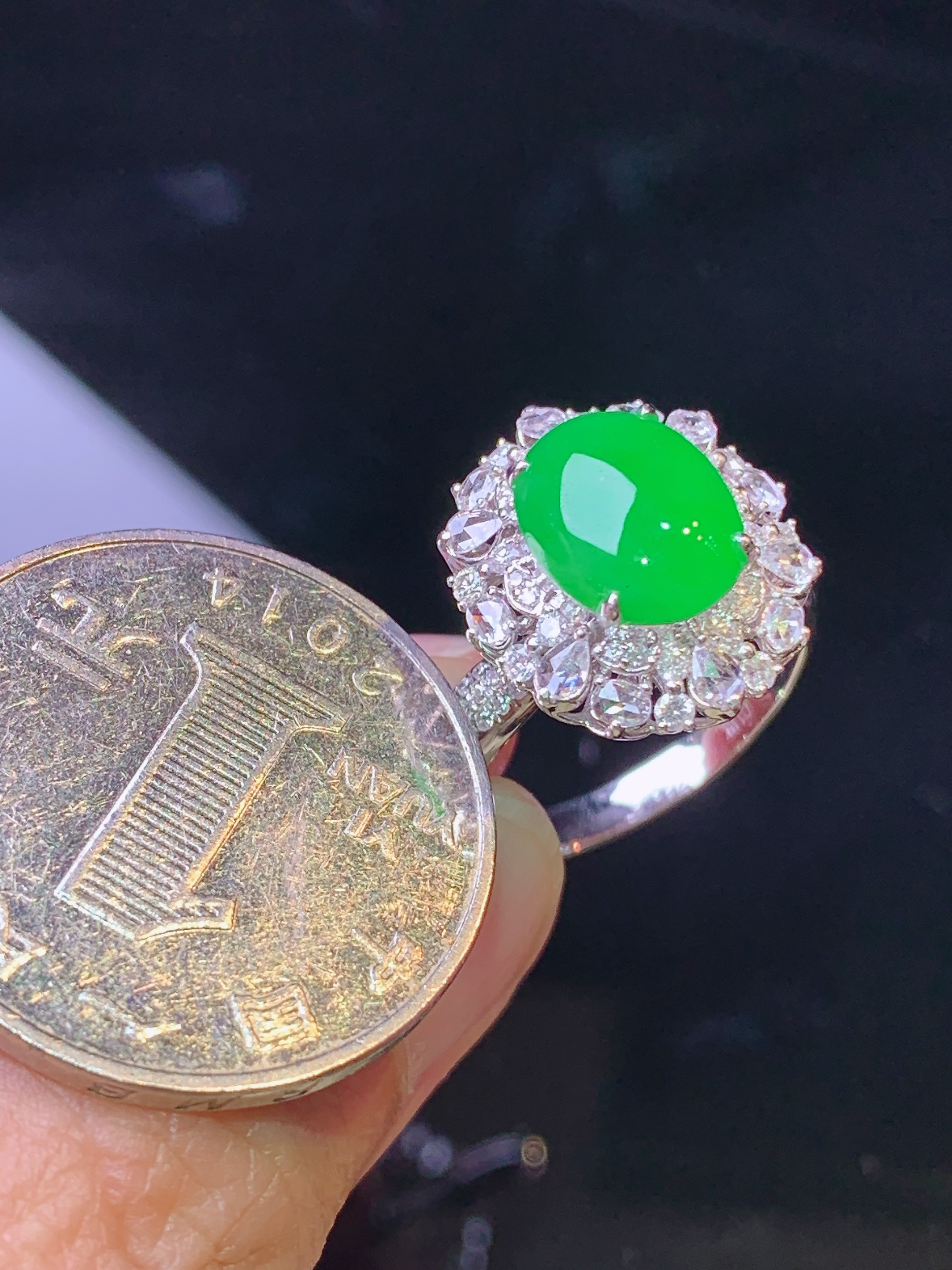 18k金钻镶嵌满绿蛋面戒指 玉质细腻 色泽艳丽 圈口14 整体尺寸16.8*14.6*9.8