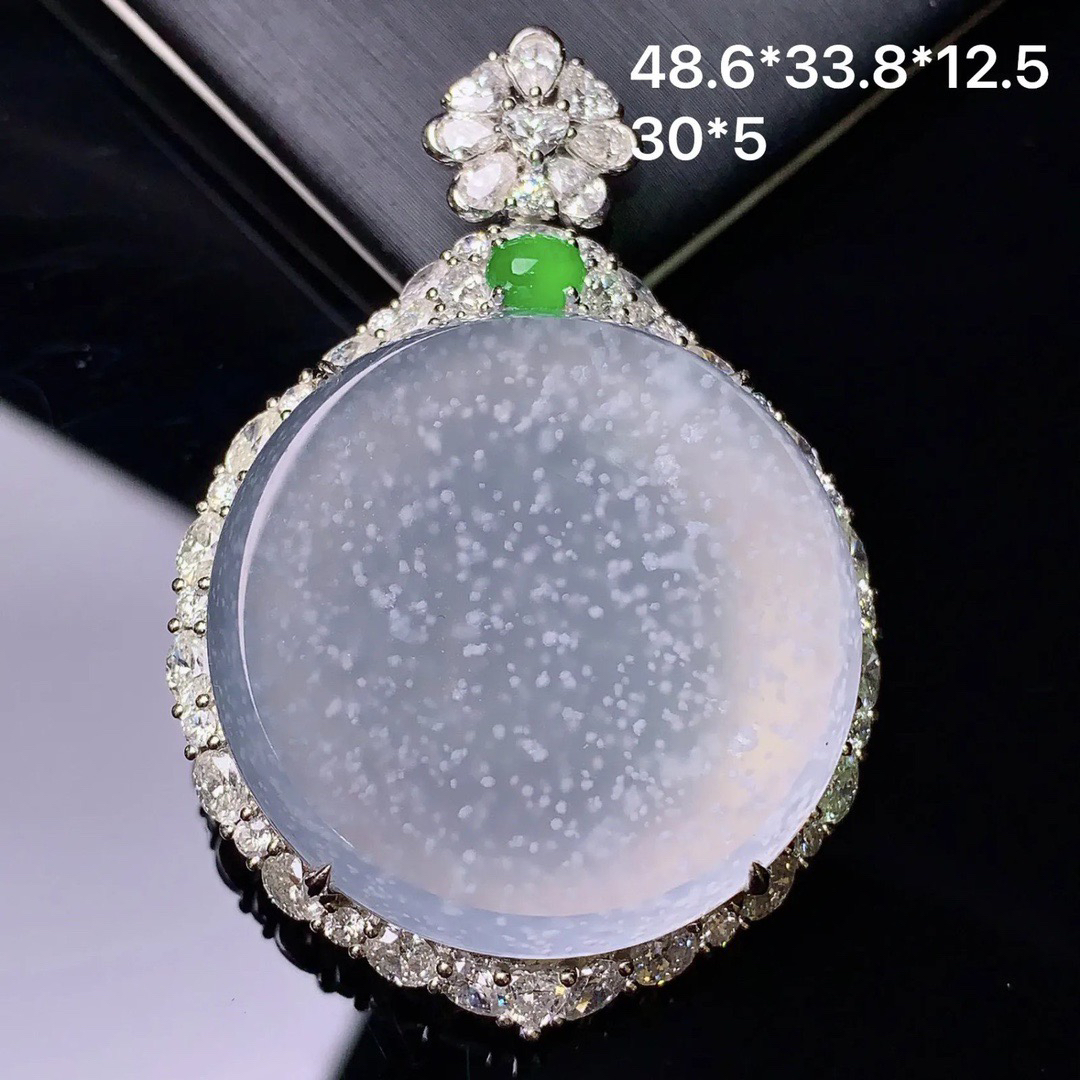 18k金钻镶嵌木那料雪花棉圆牌吊坠 玉质细腻 色泽清新艳丽 整体尺寸48.6*33.8*12.5t1