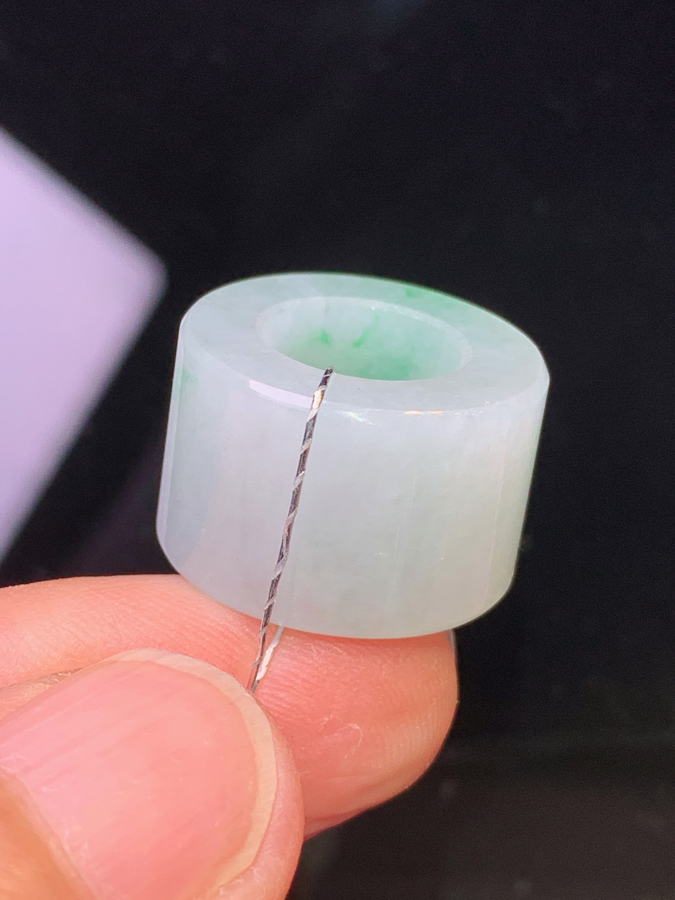 飘绿路路通吊坠 玉质细腻 色泽艳丽清新 水润亮眼 整体尺寸18.2*12*4j1