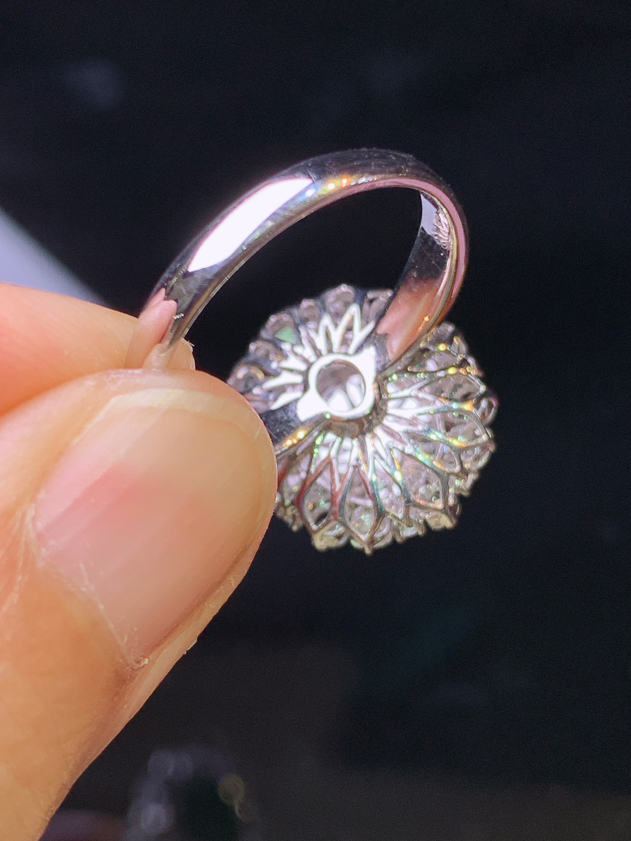 18k金钻镶嵌满绿蛋面戒指 玉质细腻 色泽艳丽 圈口14 整体尺寸16.8*14.6*9.8