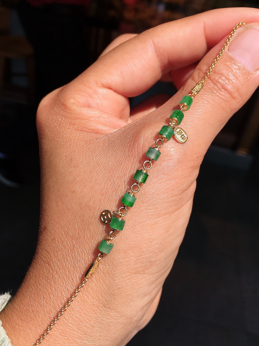 阳绿路路通手链，色泽均匀艳丽，玉质细腻，荧光感超
强，饱满圆润，尽显优雅气质，18k
金豪华镶嵌