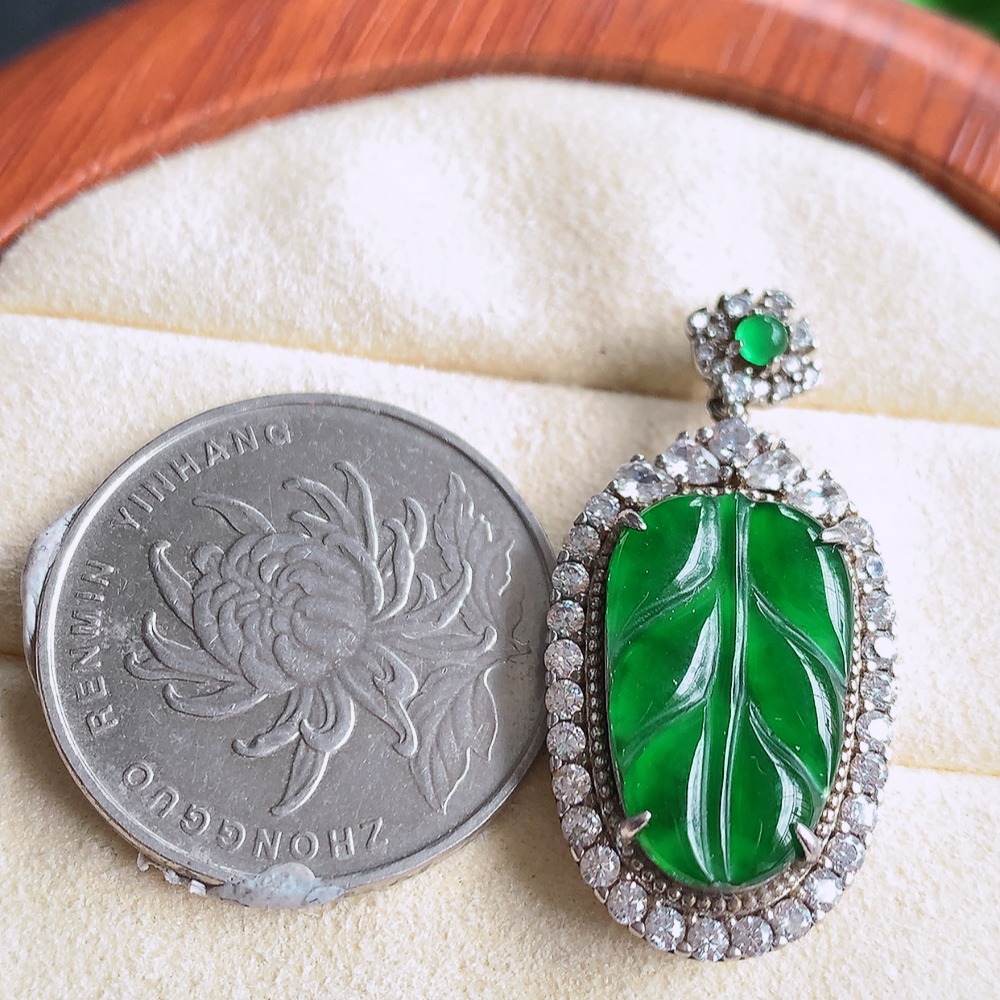 精美925银镶冰润满绿金枝玉叶翡翠吊坠  老种起胶感  飘花灵动  寓意“金枝玉叶，大业有成，一夜成名”  饱满大气，水润通透。W481.9 整体尺寸： 33-16-7.8mm   裸石尺寸：18-12mm