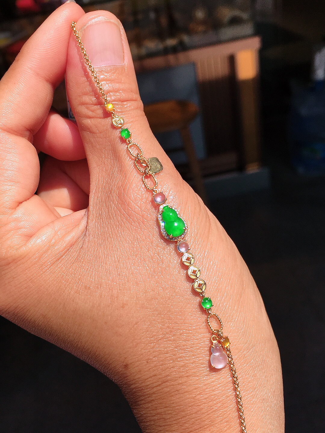 阳绿葫芦手链，色泽均匀艳丽，玉质细腻，荧光感超
强，饱满圆润，尽显优雅气质，18k
金豪华镶嵌