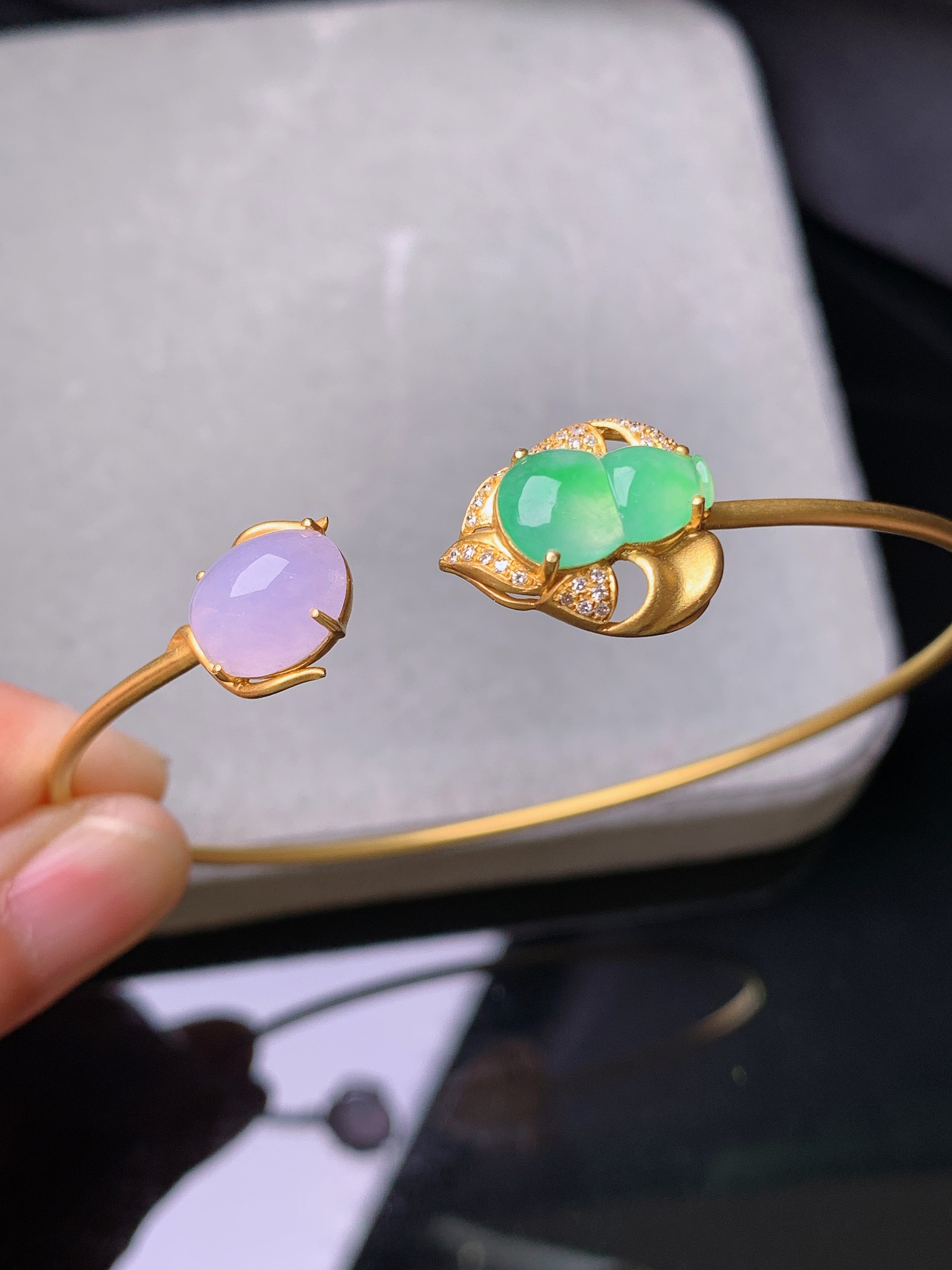 18k金钻镶嵌翠绿葫芦组合紫罗兰蛋面手镯 玉质细腻 色泽艳丽 圈口59 整体尺寸11.3*7*3x2