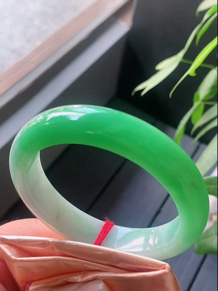 【翡翠名称】老坑种冰阳绿57正圈口手镯
【翡翠尺寸】57/13.2/8.2mm适合56-58正圈口佩戴
【翡翠描述】宝贝种老水足，玉质细腻，色泽靓丽，性价比高，佩戴效果好！
【其它赠送】权威证书/精美挂绳盒子/支持全国复检