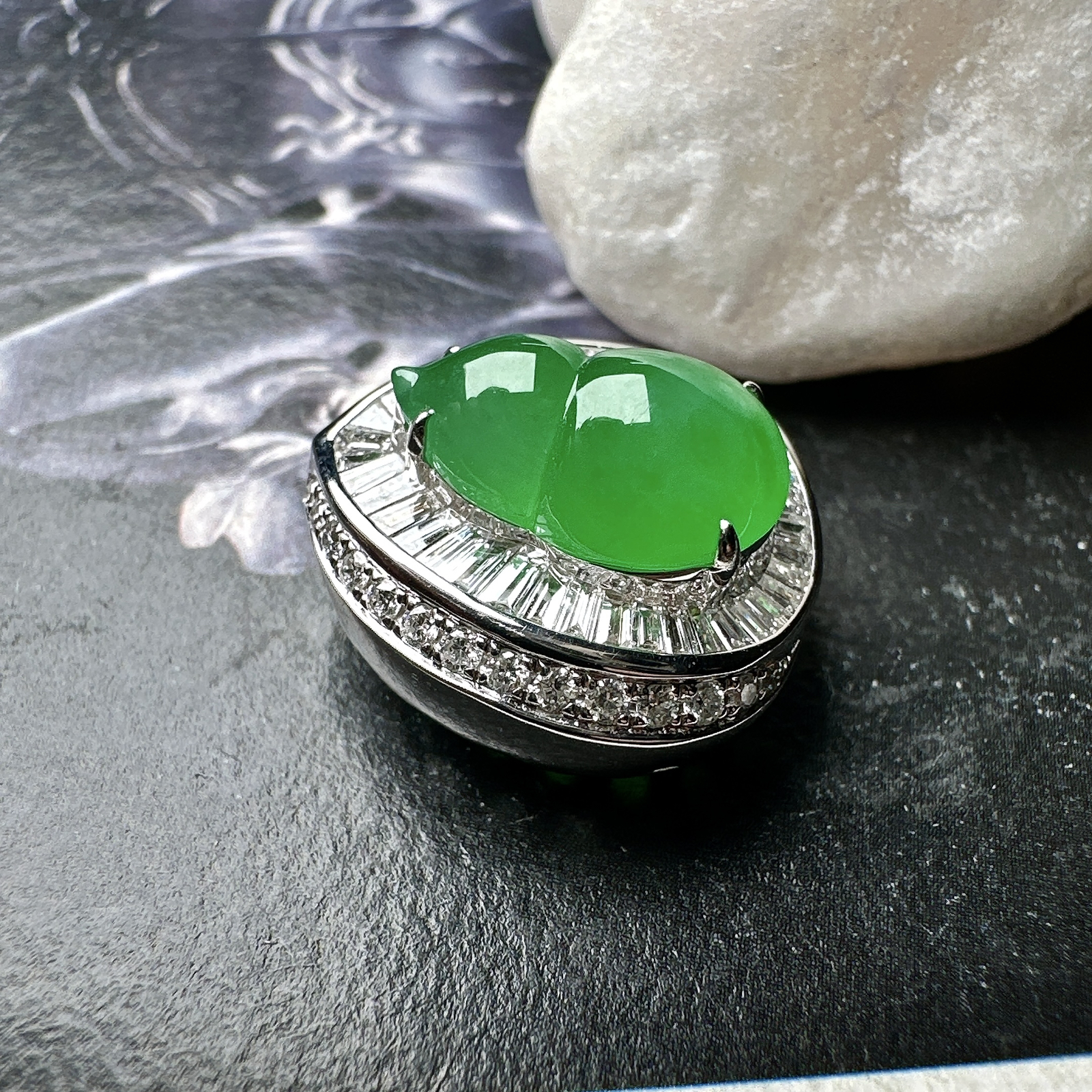 【冰种满绿葫芦吊坠、手链两用款】质地细腻，冰润起光，胶感强烈，冰感明显，18K金钻精美镶嵌，裸石尺寸11.3*7.8*5.3毫米