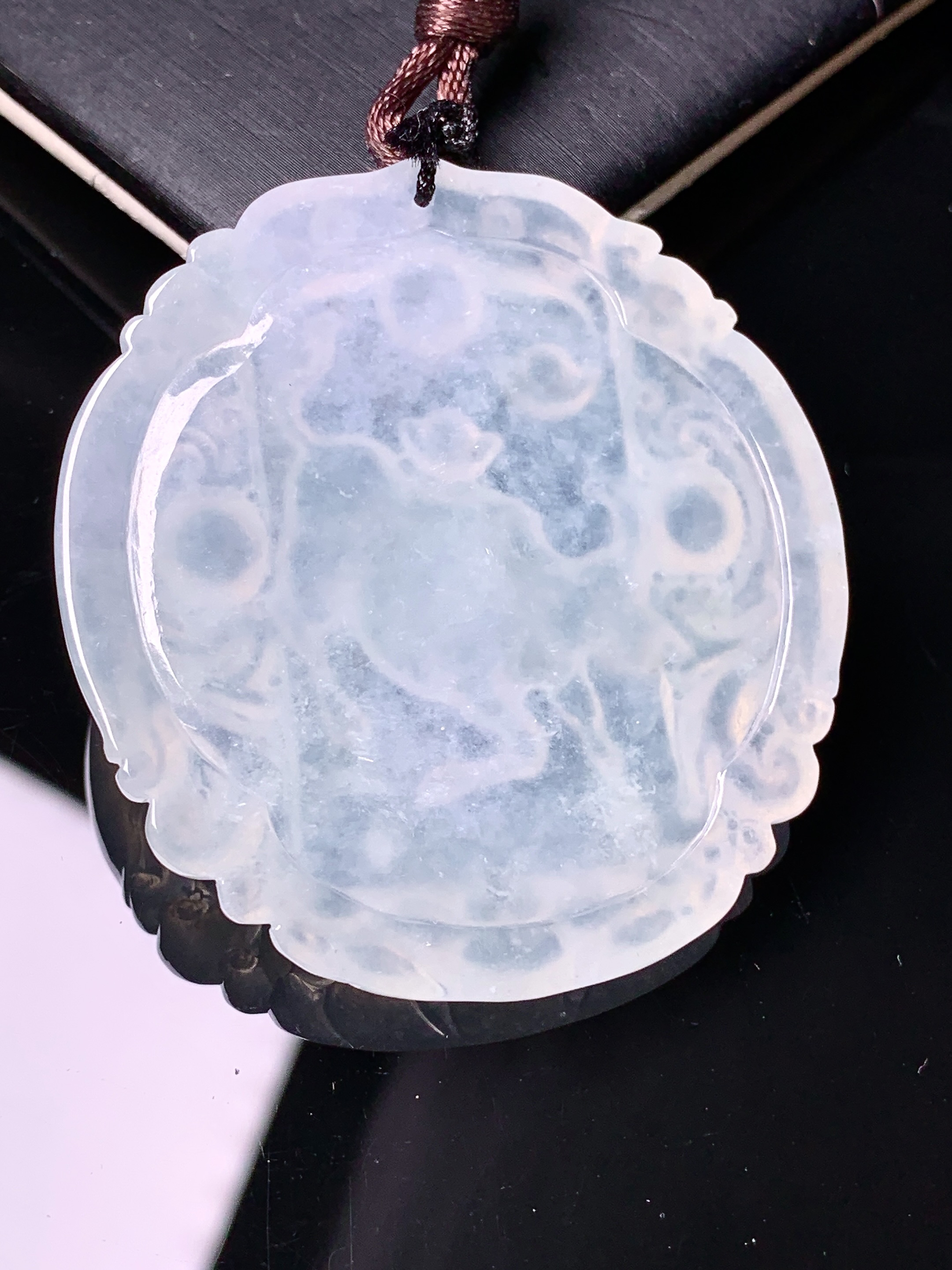 冰种生肖牛吊坠 玉质细腻 色泽艳丽清新 水润亮眼 整体尺寸47*44.2*4.8 b2