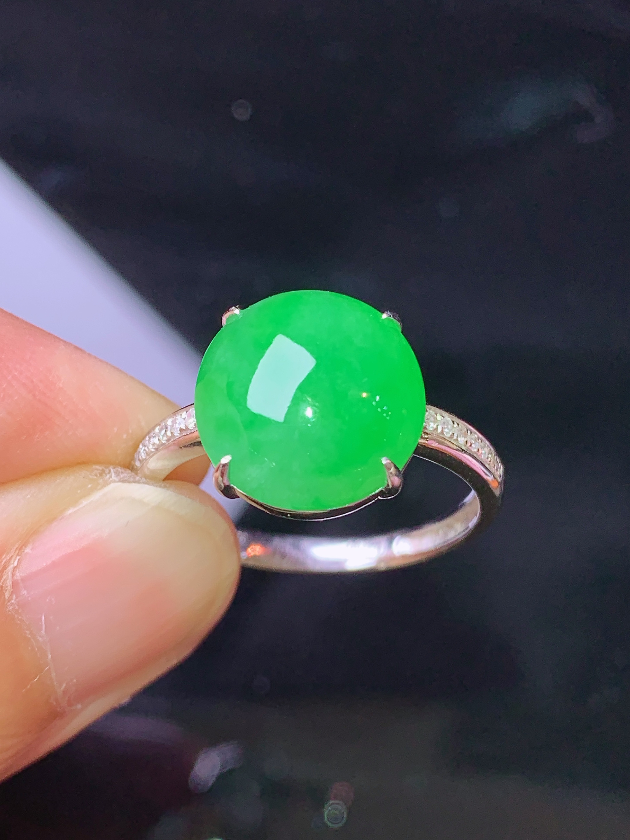 18k金钻镶嵌翠绿蛋面戒指 玉质细腻 色泽艳丽 圈口15 整体尺寸11.8*11*4y1