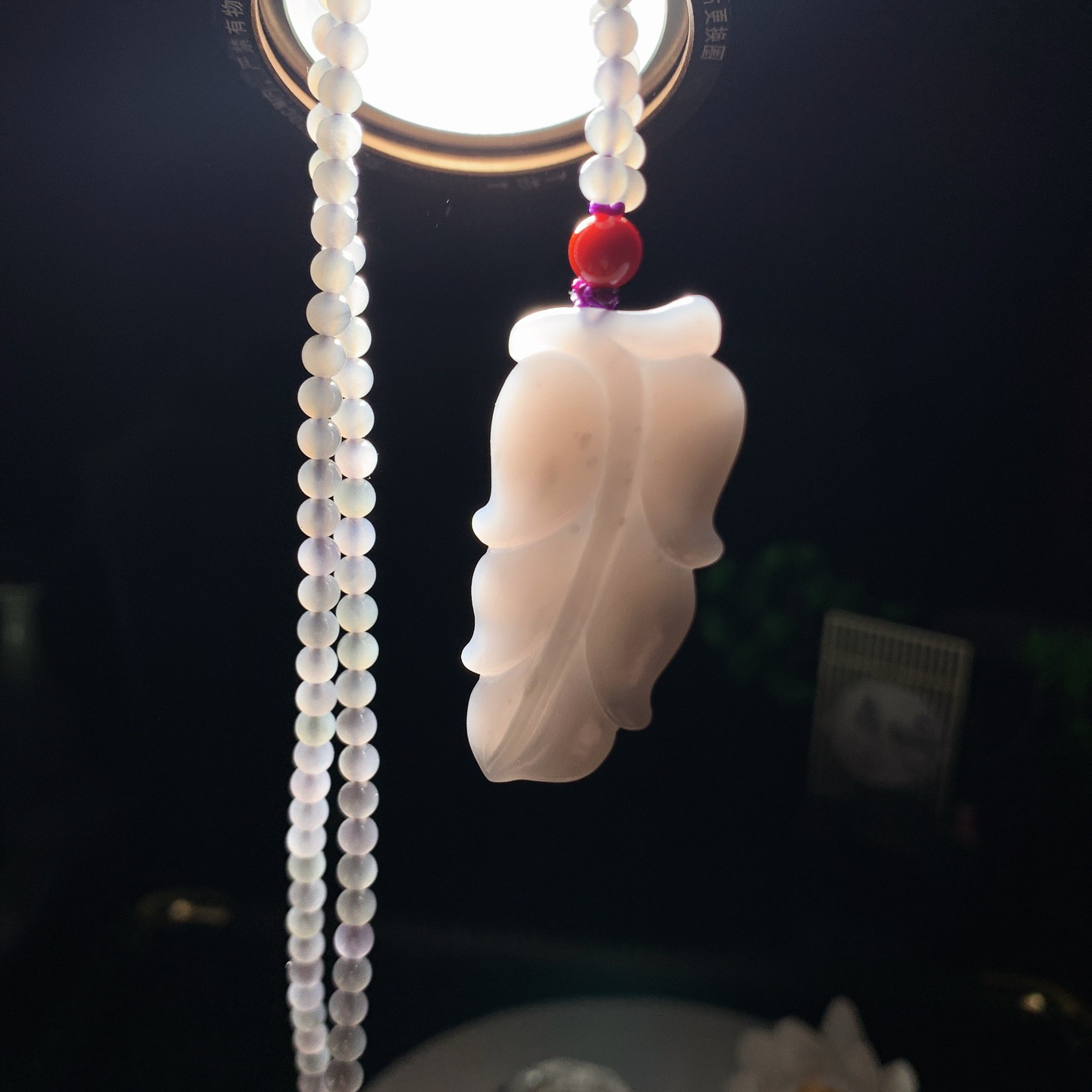 和田玉青海料烟紫金枝玉叶挂件。尺寸46/23/6重26.3克 玉质细腻油润 底色纯净 脂粉好，品质好。lt260309