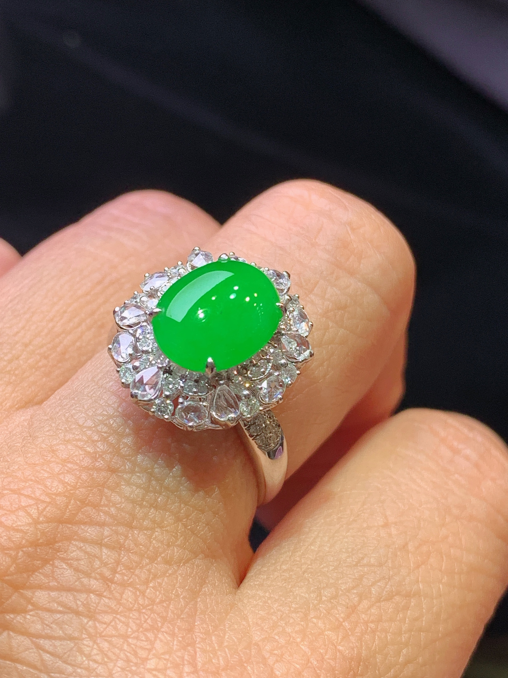 18k金钻镶嵌满绿蛋面戒指 玉质细腻 色泽艳丽 圈口14 整体尺寸16.8*14.6*9.8