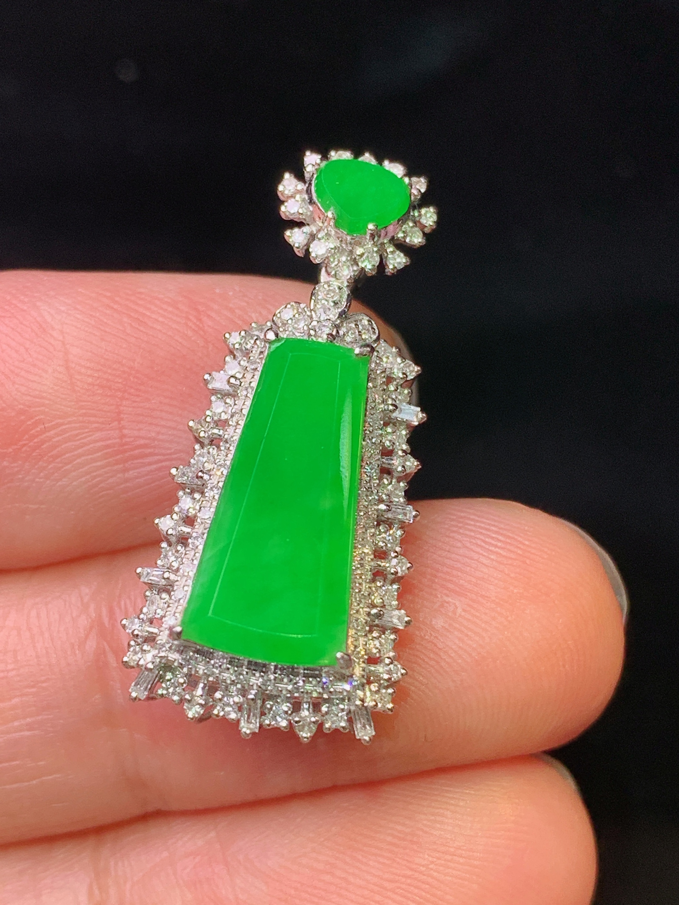 18k金钻镶嵌翠绿无事牌吊坠 玉质细腻 色泽艳丽 整体尺寸26.5*12.2*7x2