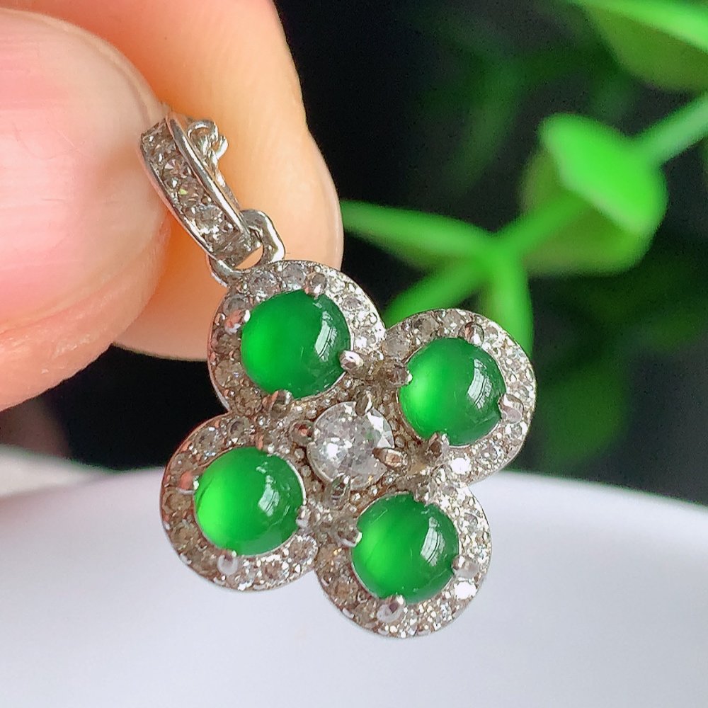 冰润满绿四叶草翡翠吊坠，平平安安，万事如意，沁人心脾，清秀高雅，925银镶  W481.9  整体尺寸：21.8-14.8-5.2mm   裸石尺寸：3.5mm