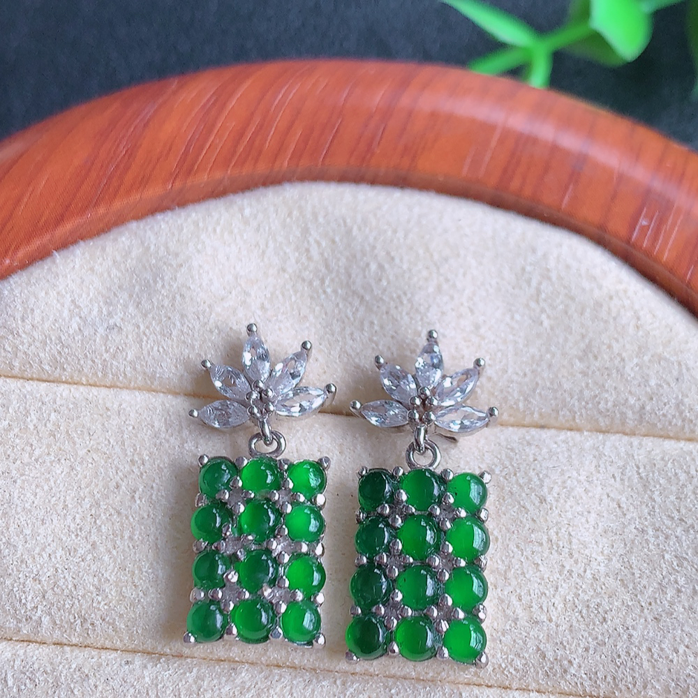 冰透满绿翡翠耳坠，自然光实拍，翠色灵动，颜色漂亮，种老水足，品相佳，佩戴佳品！W815.9  取一尺