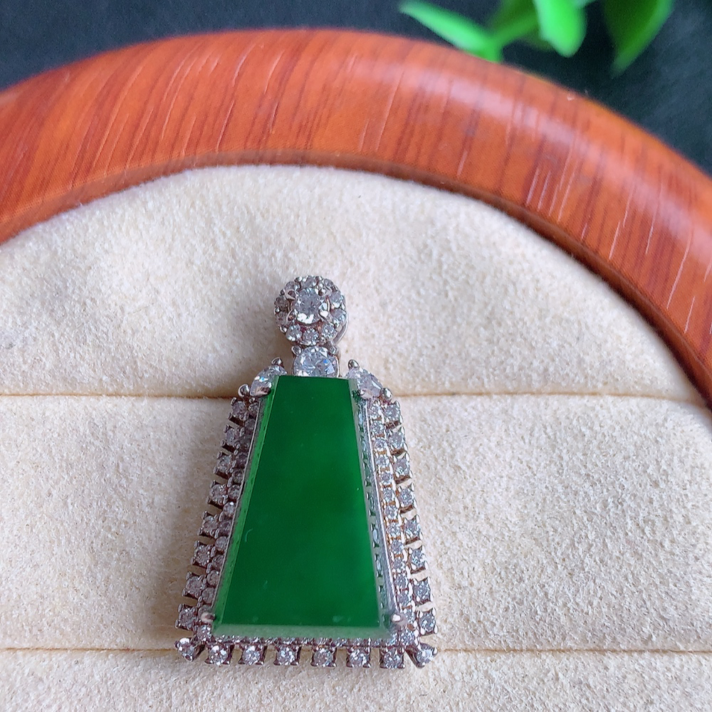 冰润满绿无事牌翡翠吊坠，平平安安，万事如意，沁人心脾，清秀高雅，925银镶  W815.9  整体尺寸：28-17.8-8mm   裸石尺寸：17.2-13mm