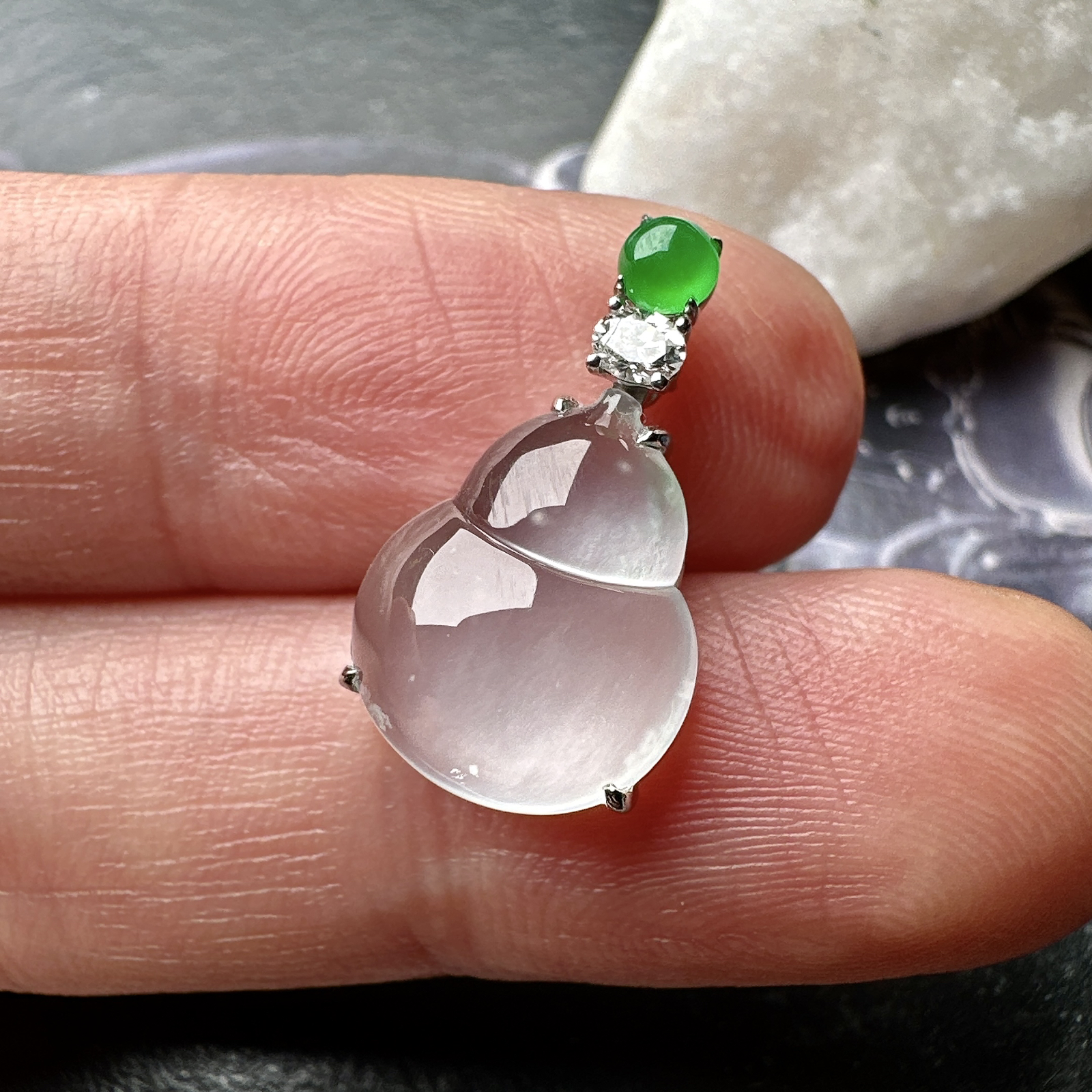 【玻璃种葫芦吊坠】质地细腻清爽，荧光感强烈，起刚光强烈，18K金钻镶嵌，裸石尺寸13.4*11.1*5.1毫米