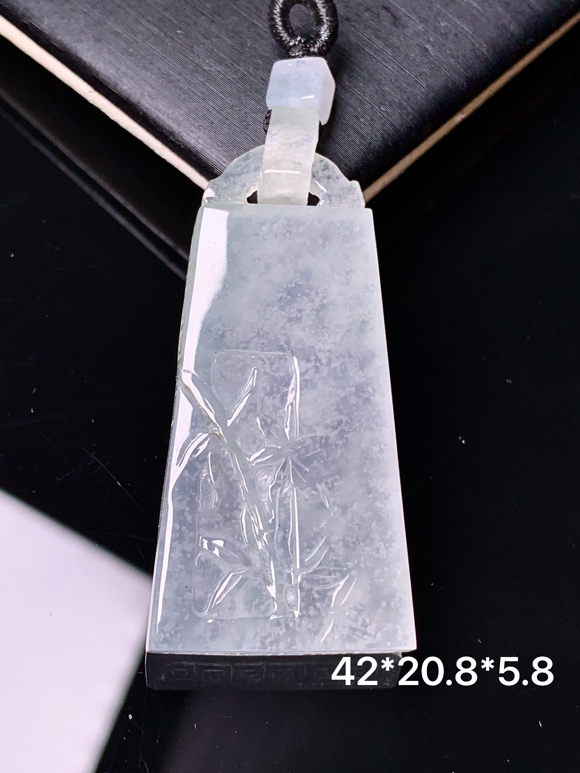 冰种竹节牌吊坠 玉质细腻 色泽艳丽清新 水润亮眼 整体尺寸42*20.8*5.8j1