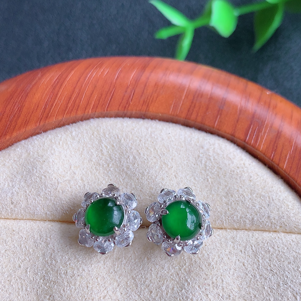 冰透满绿翡翠耳坠，自然光实拍，翠色灵动，颜色漂亮，种老水足，品相佳，佩戴佳品！W815.9  取一尺