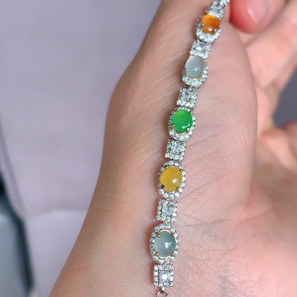 冰润翡翠多宝蛋面手链，水水润润，珠圆玉润，颜色鲜艳，妙明清净，清秀高雅，佩戴效果优雅迷人！性价比超值 W815.9  尺寸：68-5.8-5.6mm  取一裸石尺寸：5.8-4mm