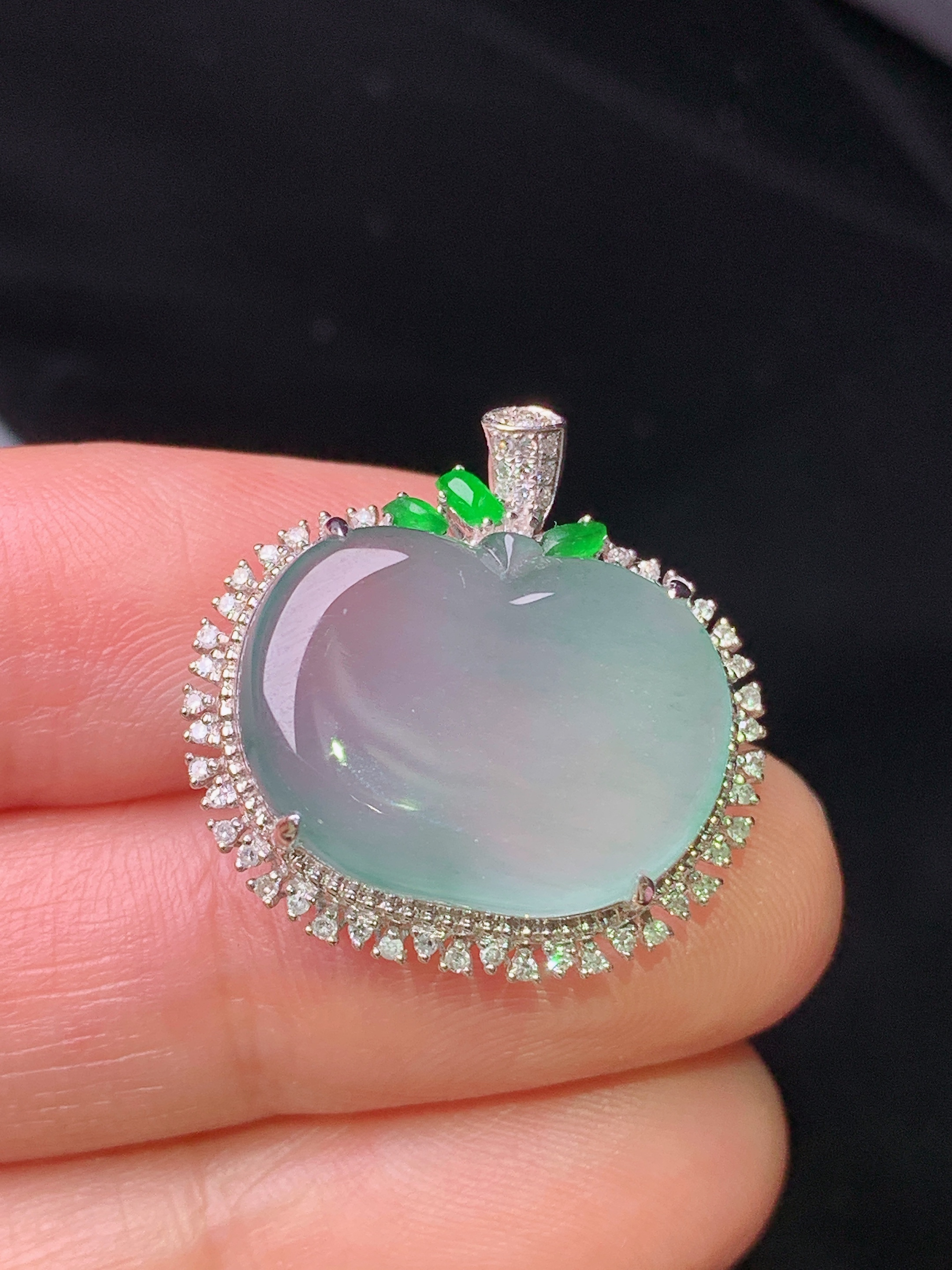 18k金钻镶嵌冰种苹果吊坠 玉质细腻 色泽艳丽 整体尺寸21.5*21.5*8.5x2